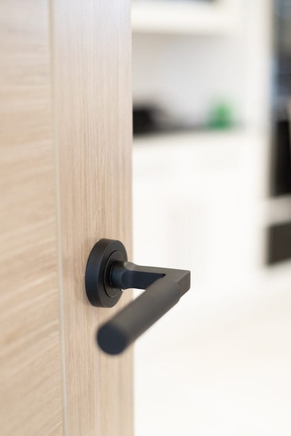 Millhouse Brass Cartwright Knurled Lever Door Handle on Round Rose - additional image