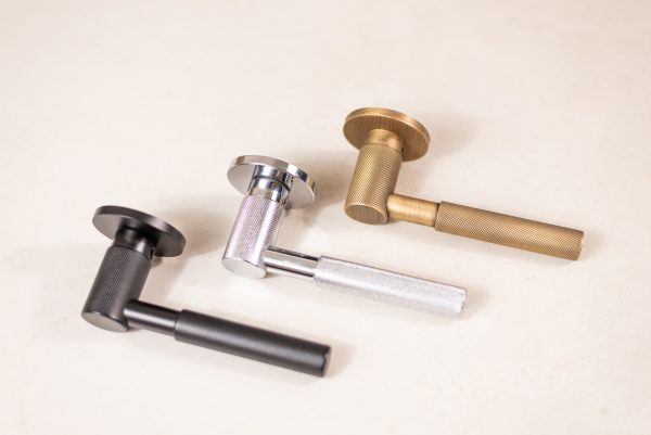 Millhouse Brass Mason Knurled Lever Door Handle on 5mm Slimline Round Rose - additional image