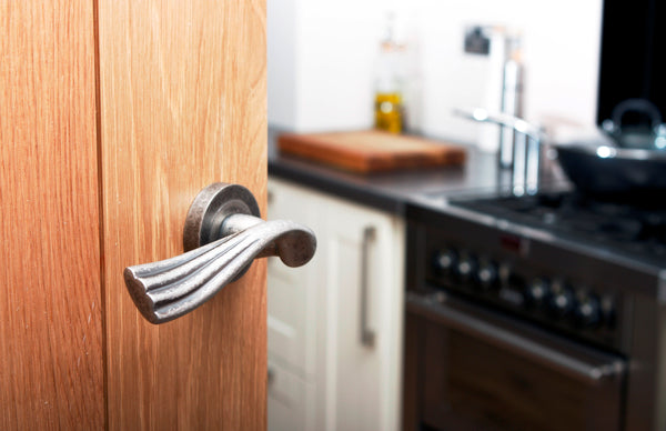 Old English Richmond Lever Door Handle on Round Rose - additional image
