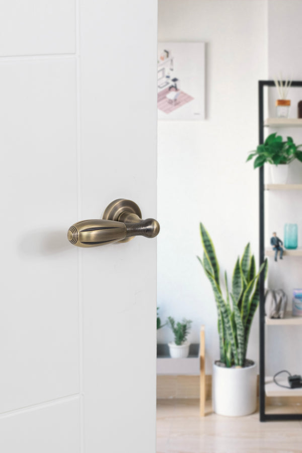 Old English Cambridge Lever Door Handle on Round Rose - additional image