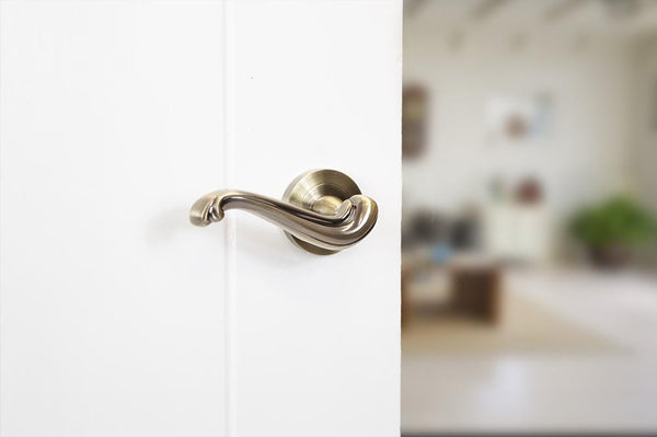 Old English Colchester Lever Door Handle on Round Rose - additional image