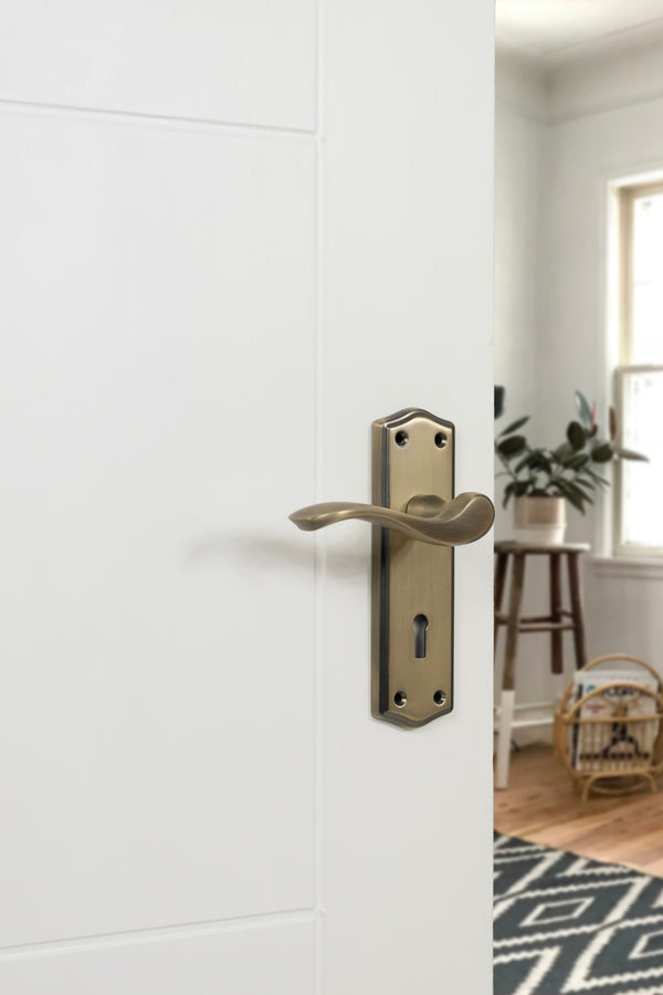 Old English Warwick Key Lever Door Handle on Backplate - additional image