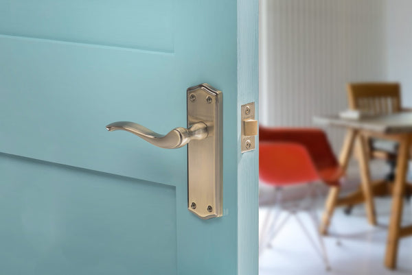 Old English Warwick Latch Lever Door Handle on Backplate - additional image