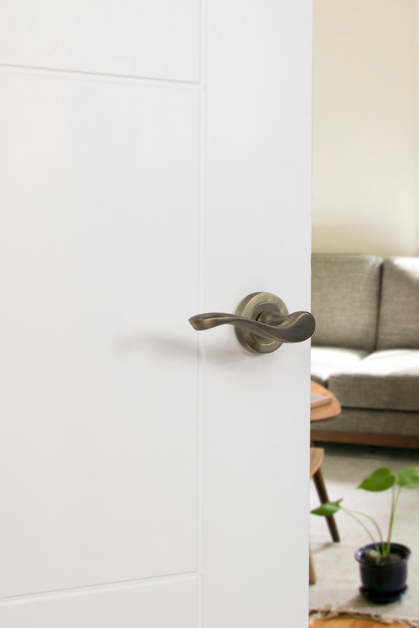 Old English Warwick Lever Door Handle on Round Rose - additional image
