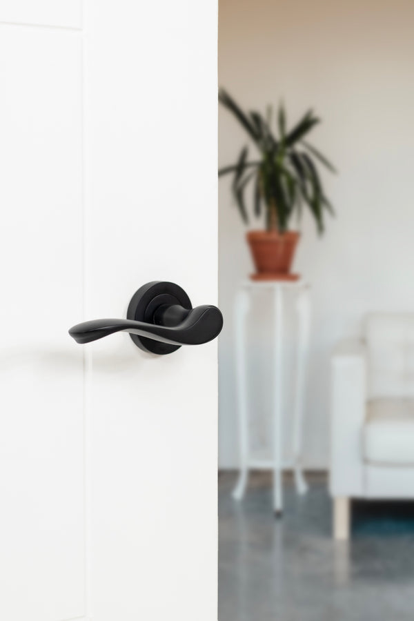 Old English Warwick Lever Door Handle on Round Rose - additional image