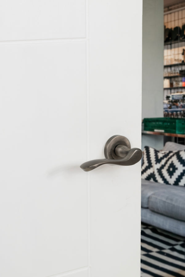 Old English Warwick Lever Door Handle on Round Rose - additional image