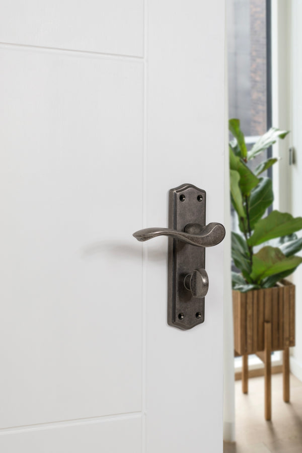 Old English Warwick WC Lever Door Handle on Backplate - additional image