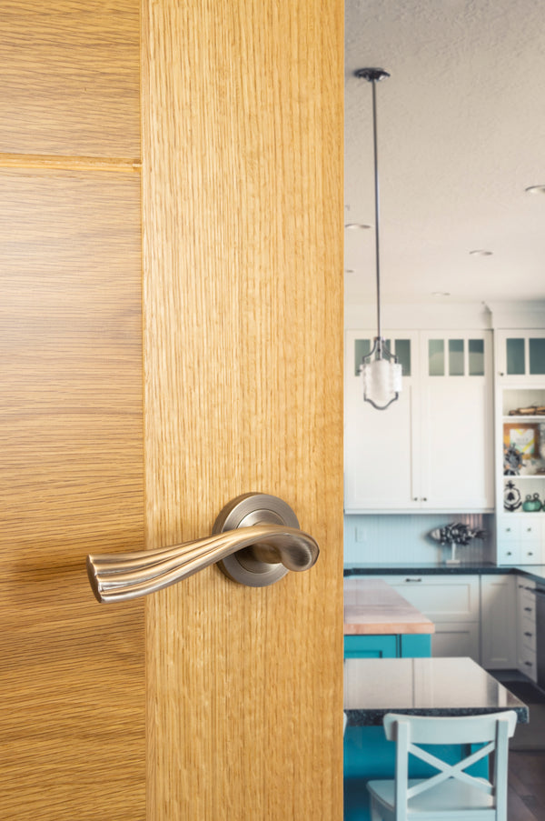 Old English Richmond Lever Door Handle on Round Rose - additional image