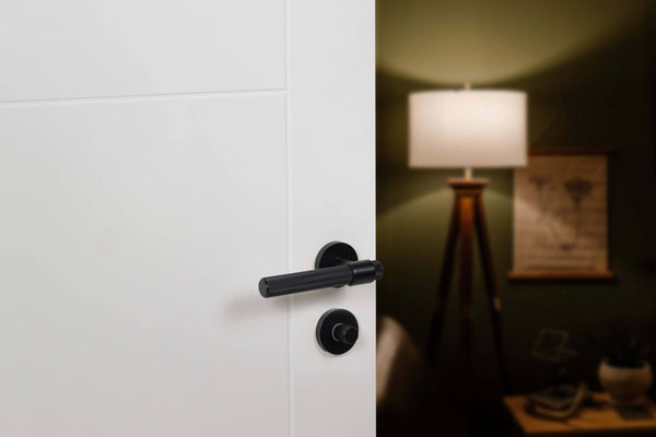 Senza Pari Fasana Linear Knurled Lever Door Handle on Minimal Round Rose - additional image